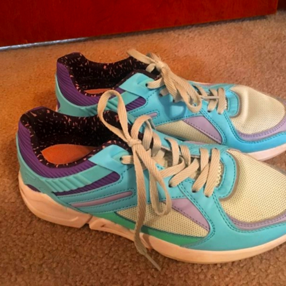 Fabletics tennis shoes